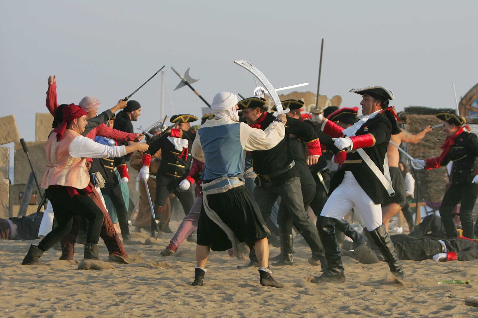 Momento del cuerpo a cuerpo entre los piratas y los soldados