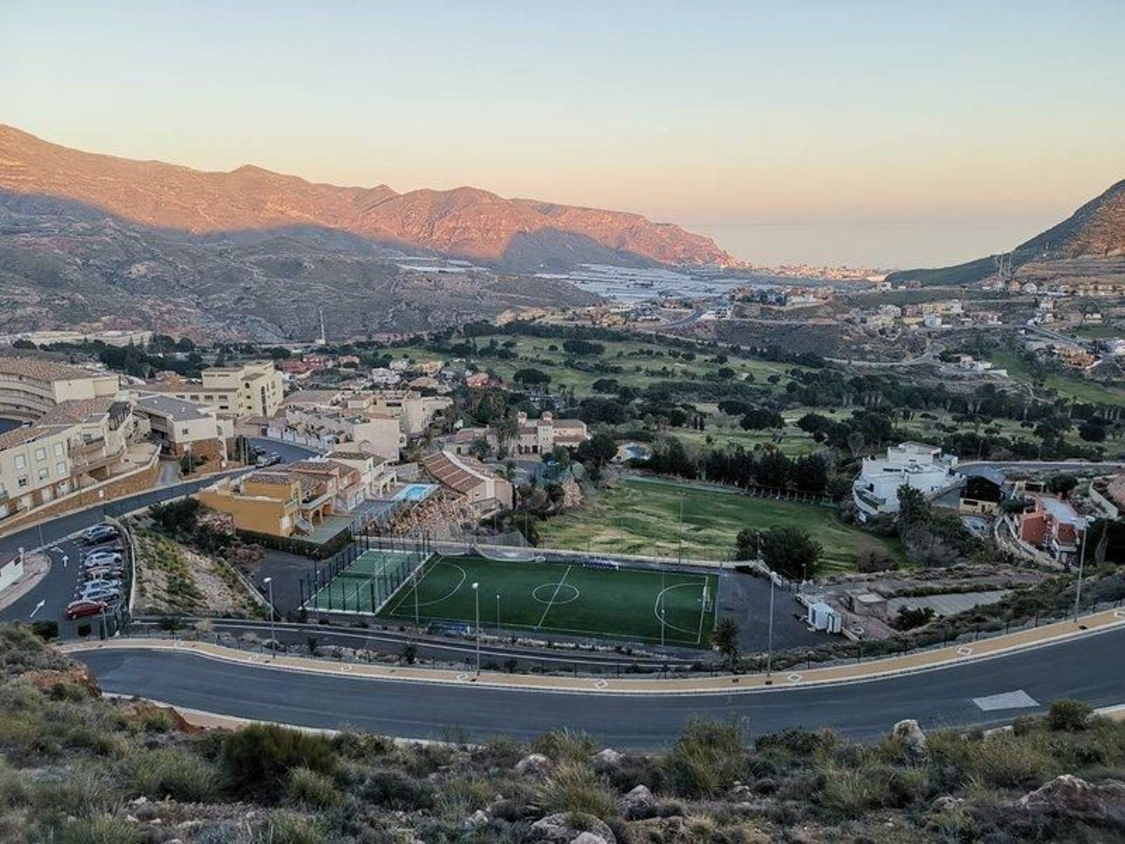 Vícar ofrece a la Junta una parcela en La Envía para construir un colegio