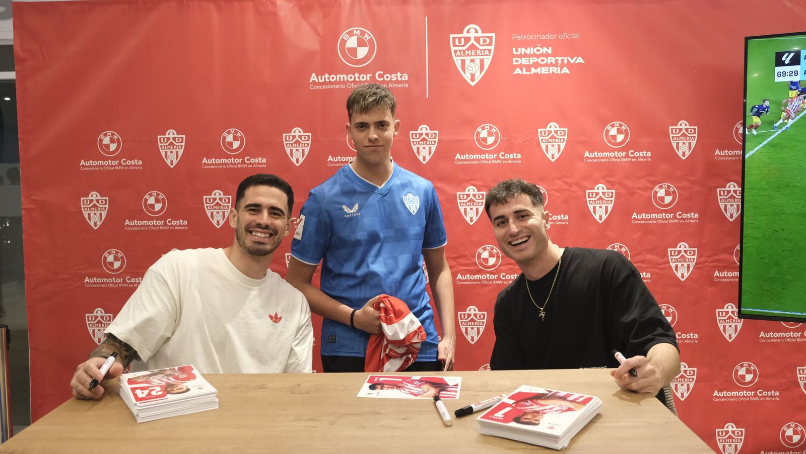 La firma de autógrafos de Jon Morcillo y Miguel de la Fuente en Automotor Costa BMW