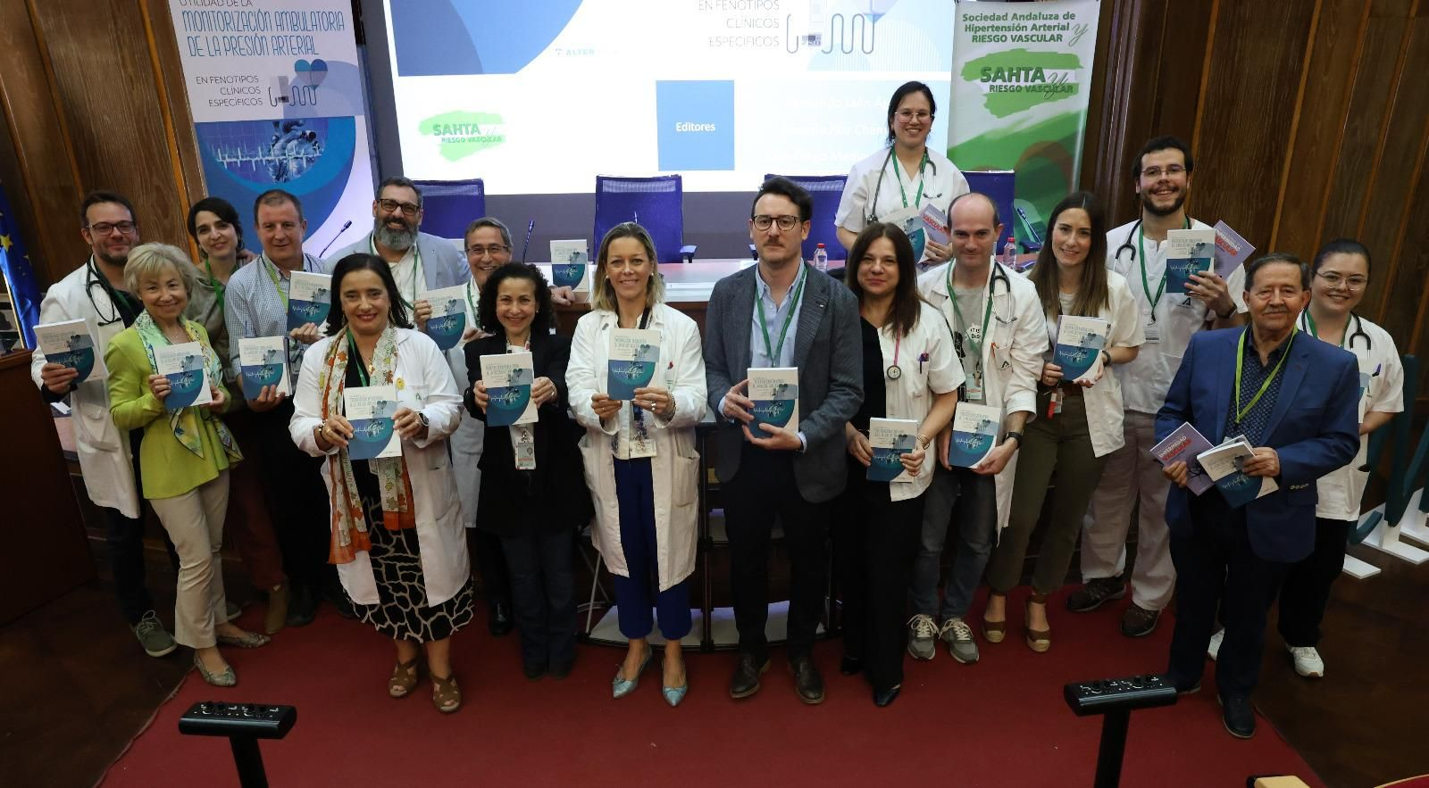 Autores y asistentes muestran el manual Autores y asistentes muestran el manual
