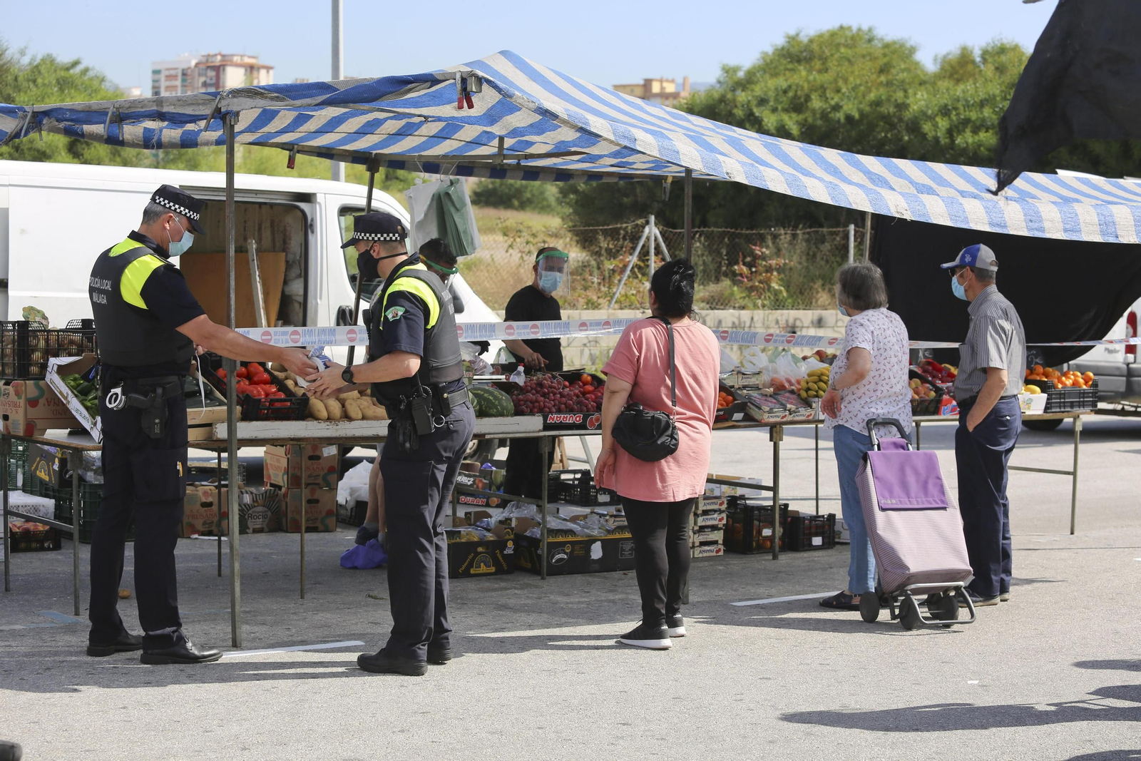 Las fotos del mercadillo de Huelin, en Málaga, en su primer día de desescalada