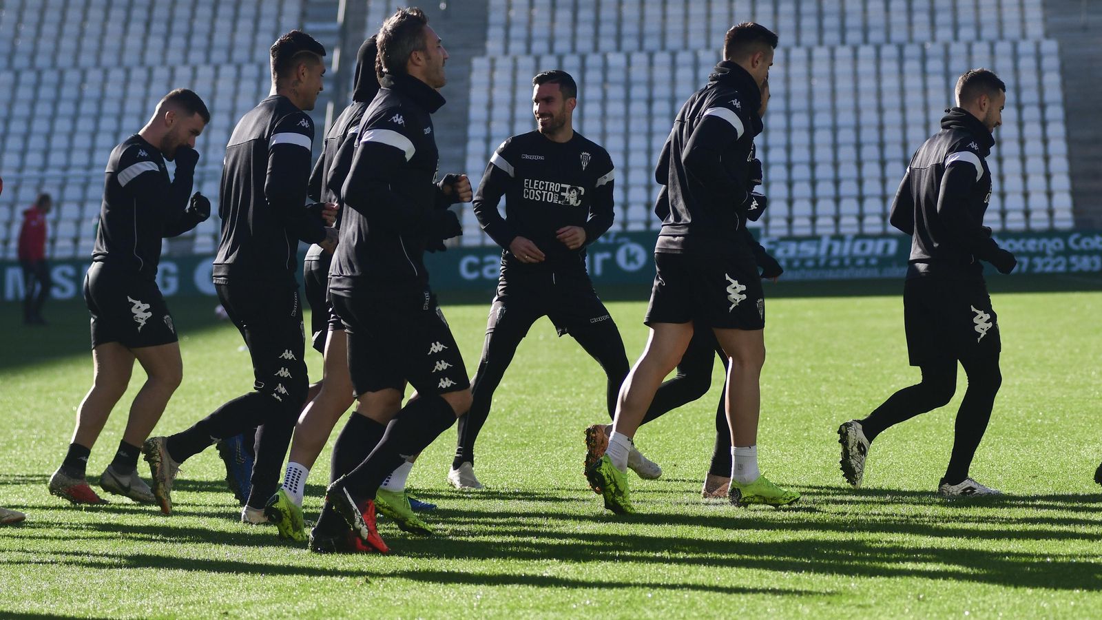 Los jugadores del Córdoba calientan antes de un entrenamiento.