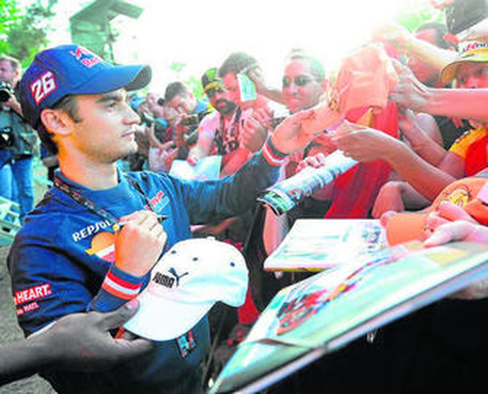Dani Pedrosa firma autógrafos en el pasado Gran Premio de Francia.