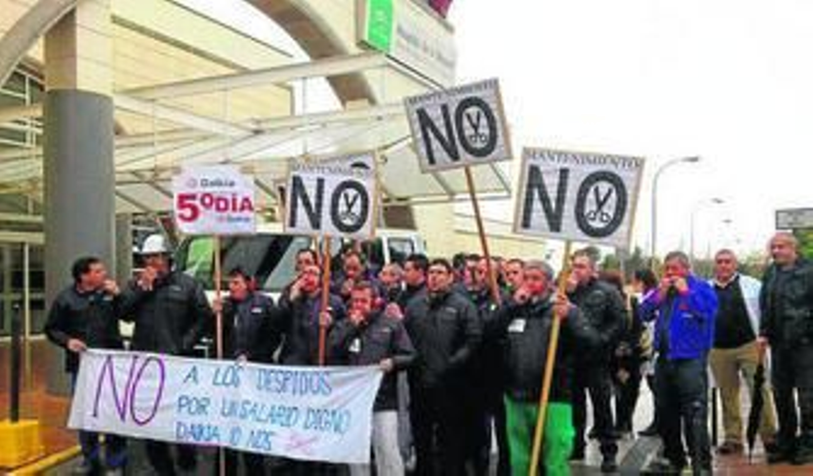 Trabajadores de mantenimiento afectados en la última protesta en el Hospital La Merced (Osuna), el pasado viernes.
