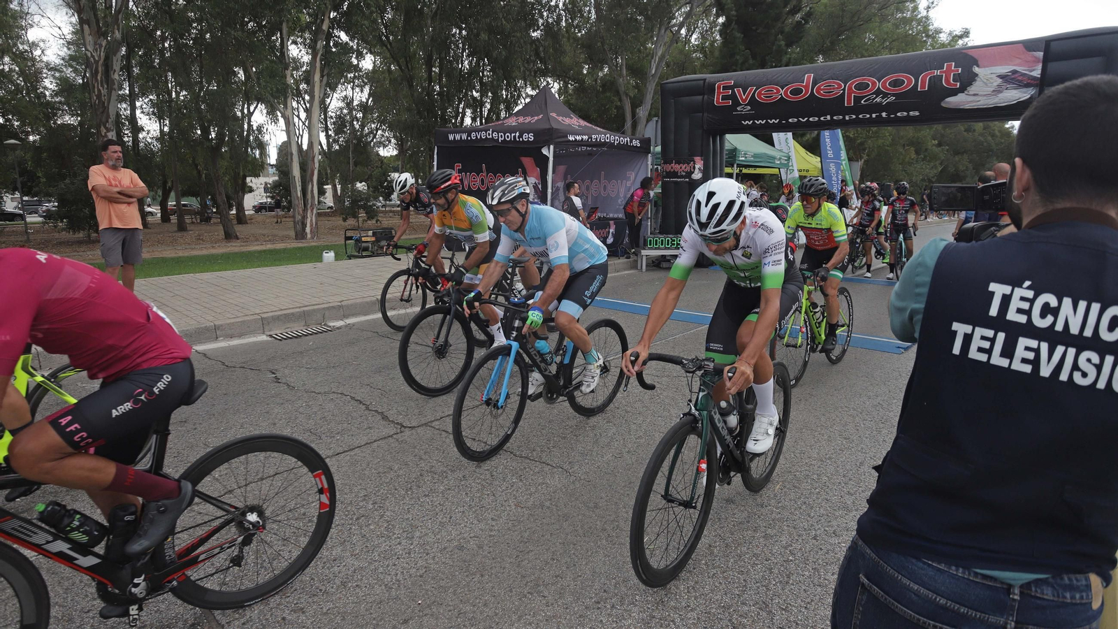 La salida de la XI Clásica Ciudad de Algeciras de Ciclismo (2022).