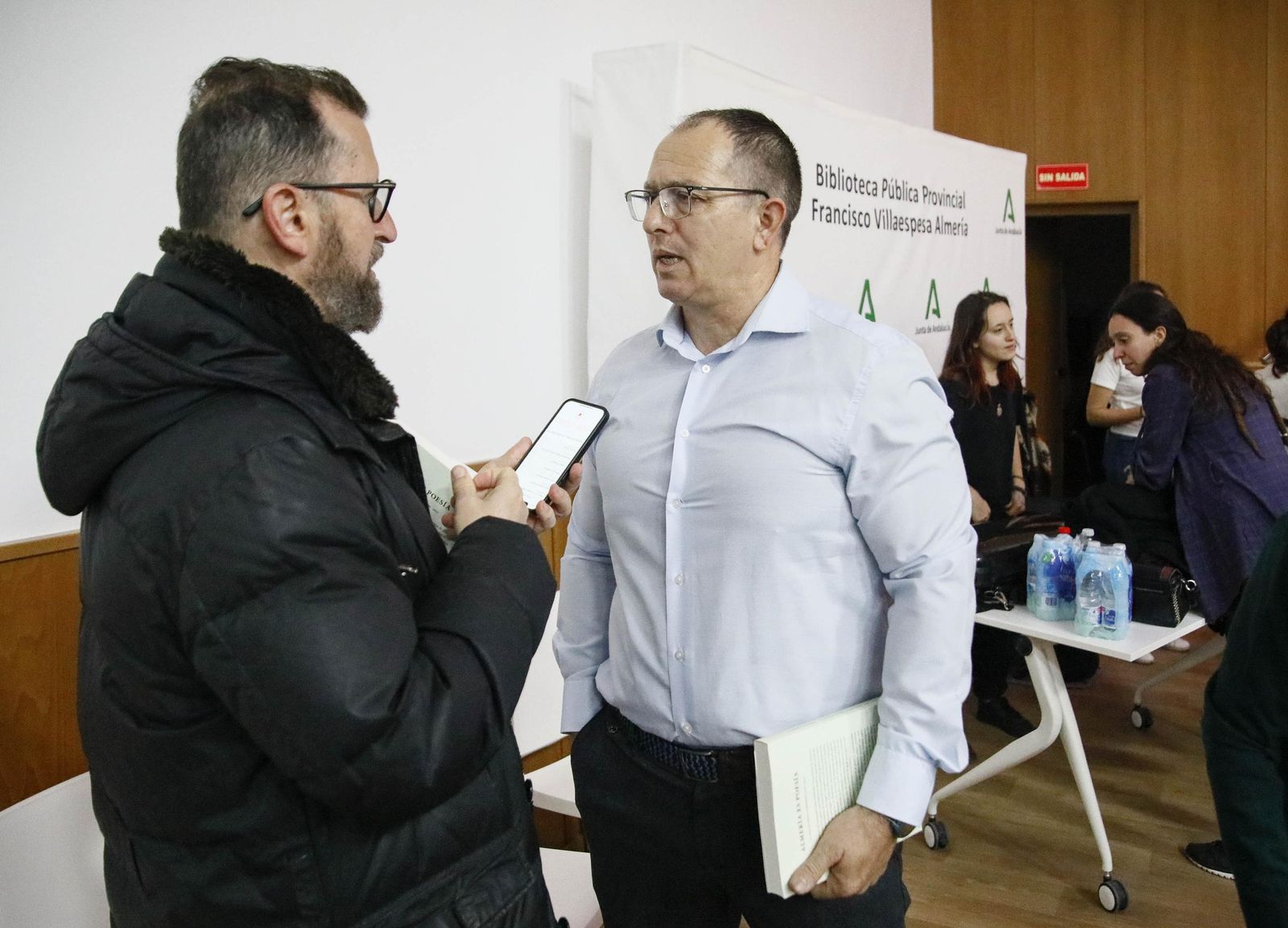 Las imágenes de la presentación del libro "Almería es poesía" en la biblioteca Villaespesa de la ciudad de Almería