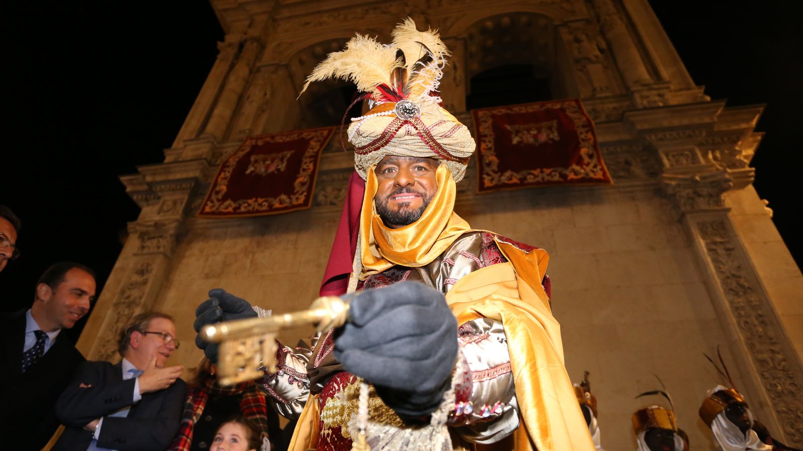 El Heraldo muestra la llave de la ciudad de Sevilla.