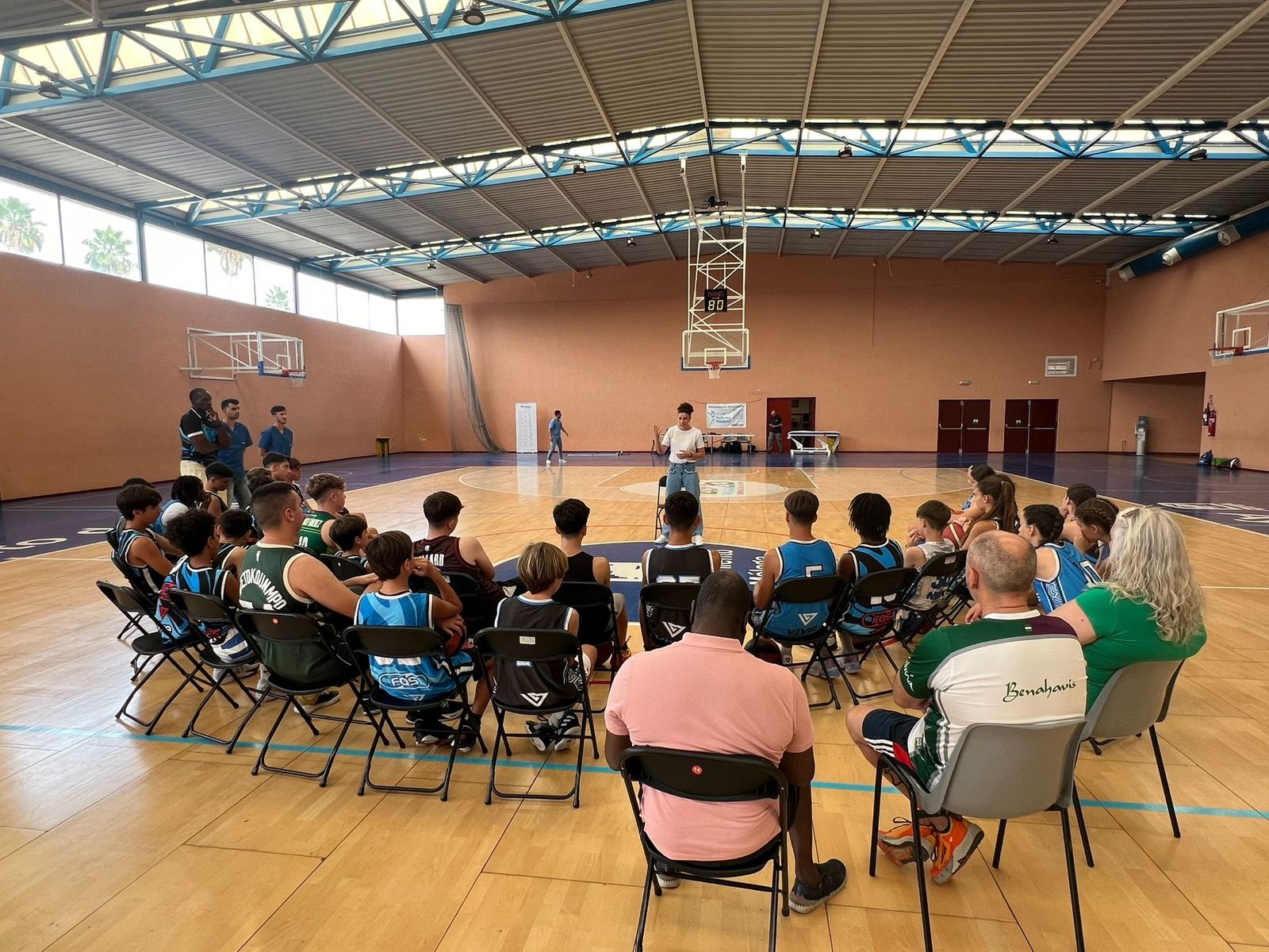 Anicet Lavodrama y Carlos Bernabé enseñan en el campus de tecnificación Asis Sport