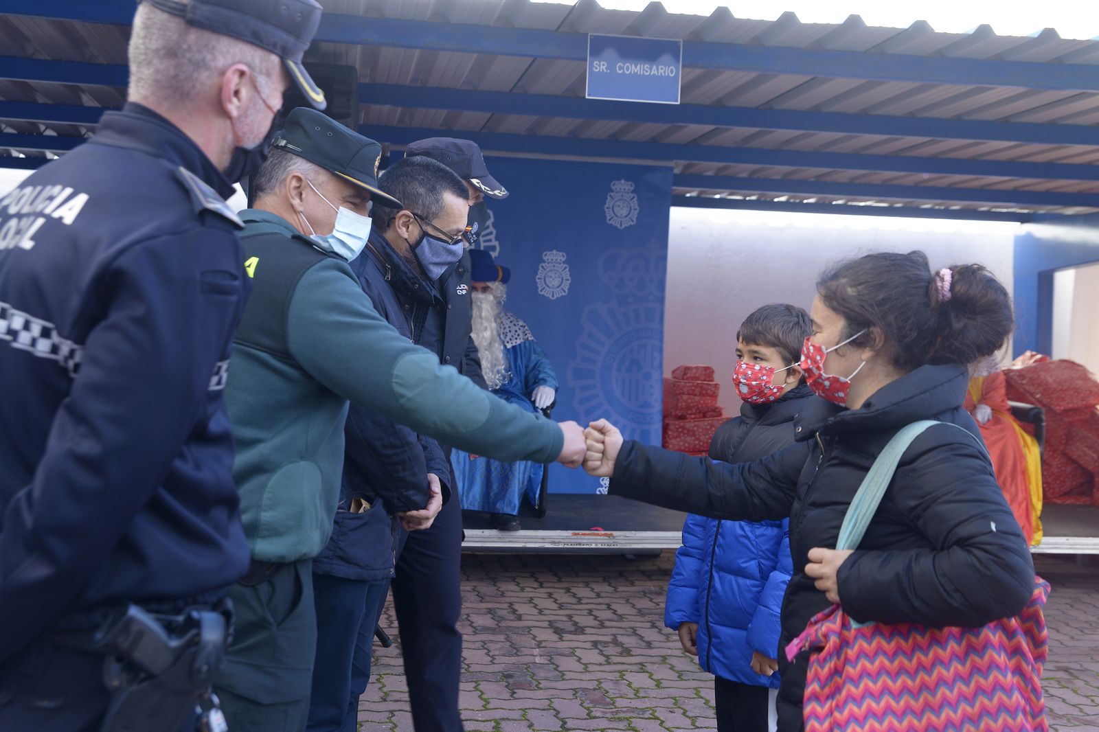 Fotos de la entrega de juguetes a familias por la CNP.