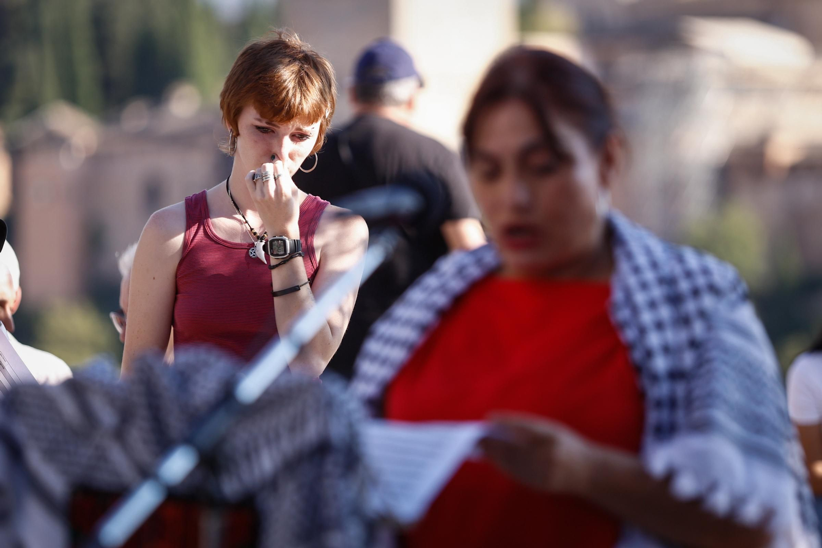 Lágrimas frente a la Alhambra, en imágenes: así se han leído en Granada los nombres de los niños muertos en Gaza