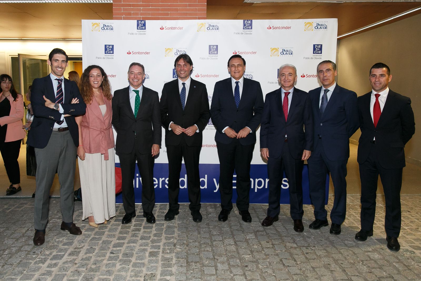 Francisco Oliva, rector de la UPO José Carlos Gómez Villamandos, consejero de Universidad, Investigación e Innovación de la Junta de Andalucía, y Manuel de la Cruz, director territorial del Banco Santander en Andalucía, acompañados por representantes del Grupo Santander.