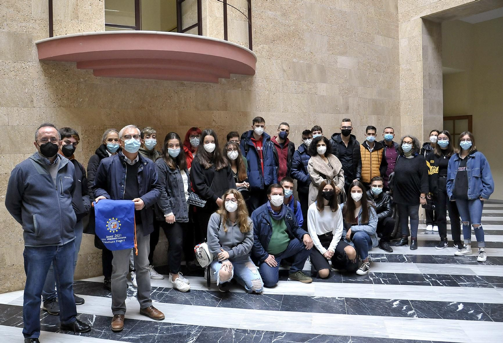 Alumnos y profesores del proyecto Erasmus junto a Juan Antonio Cabello en el Ayuntamiento de Jerez. Alumnos y profesores del proyecto Erasmus junto a Juan Antonio Cabello en el Ayuntamiento de Jerez.