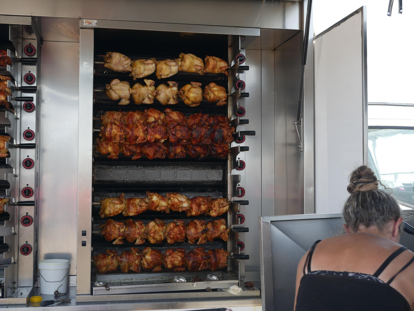 Así es la venta de pollos asados en los negocios ambulantes de Almería