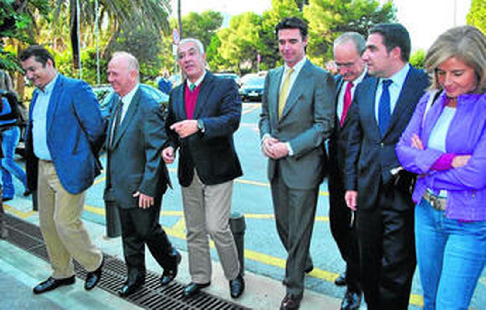 Arenas, ayer, con cargos del PP andaluz y el ministro Soria, en Torremolinos.