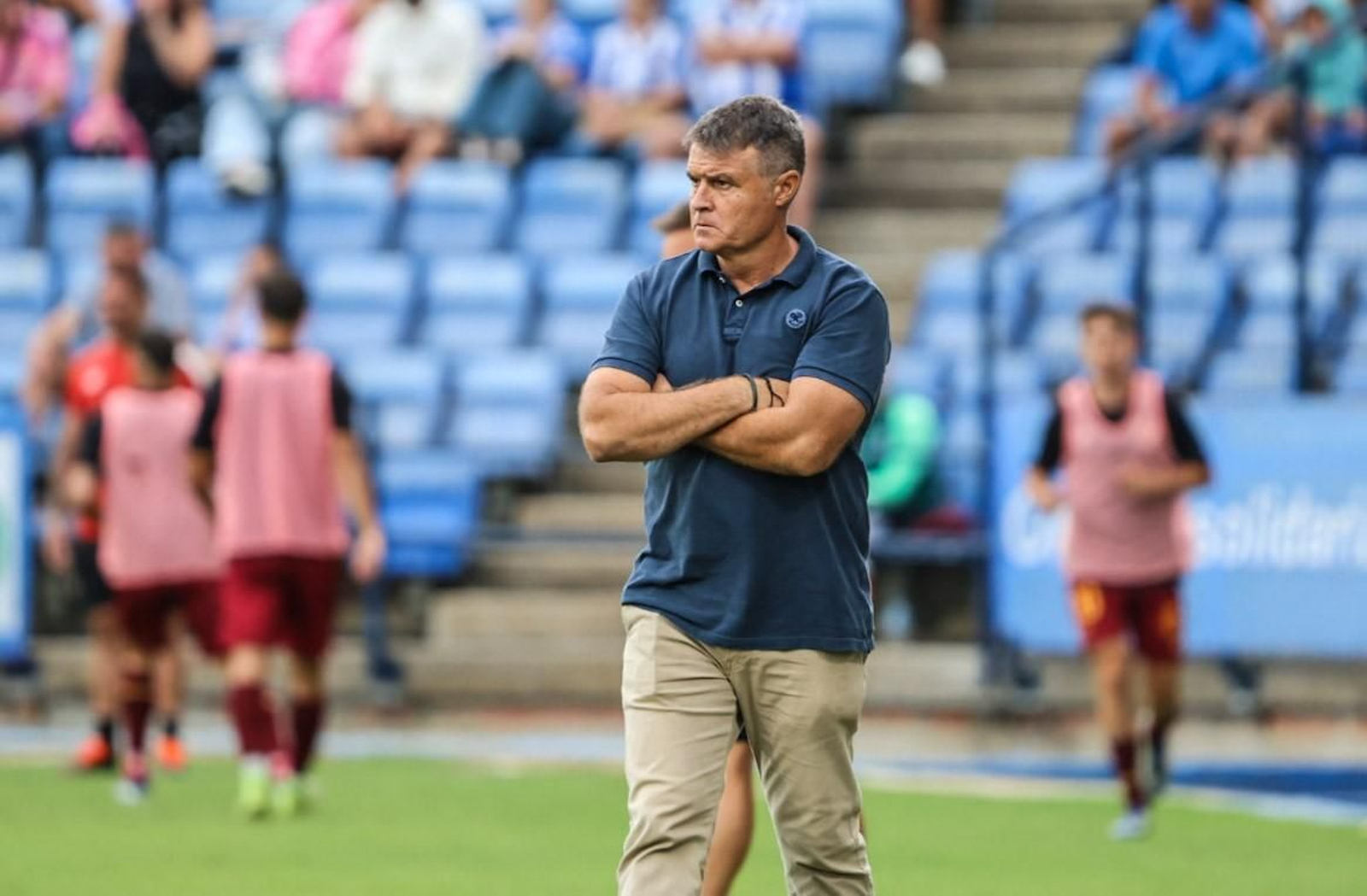 Pedro Morilla, de brazos cruzados durante el partido.