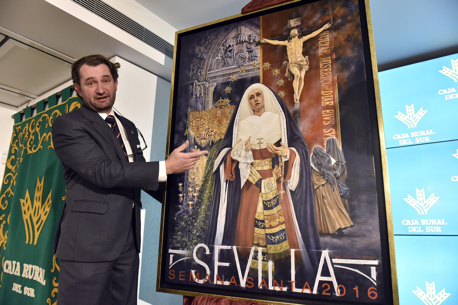 César Ramírez junto al cartel de la Semana Santa de Sevilla 2016.