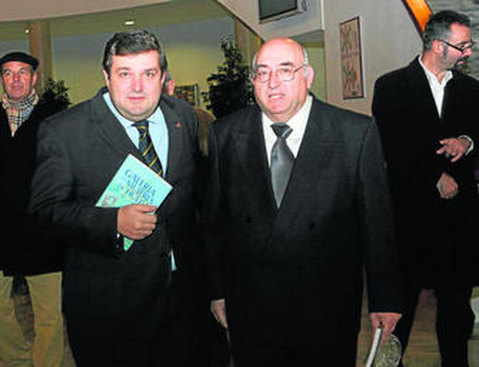 El rector de la UHU, Francisco José Martínez Lópe, y el historiador Antonio José Martínez Navarro .