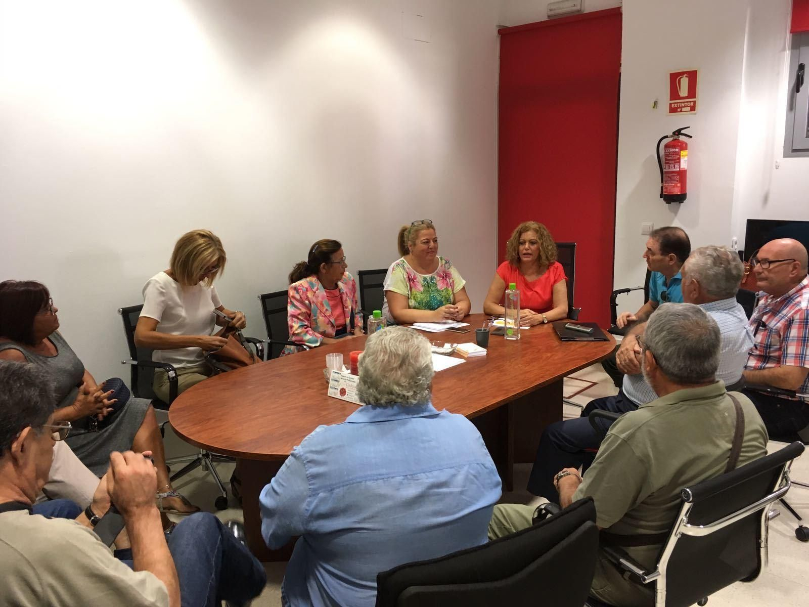 Reunión de los vecinos con Adela Castaño.