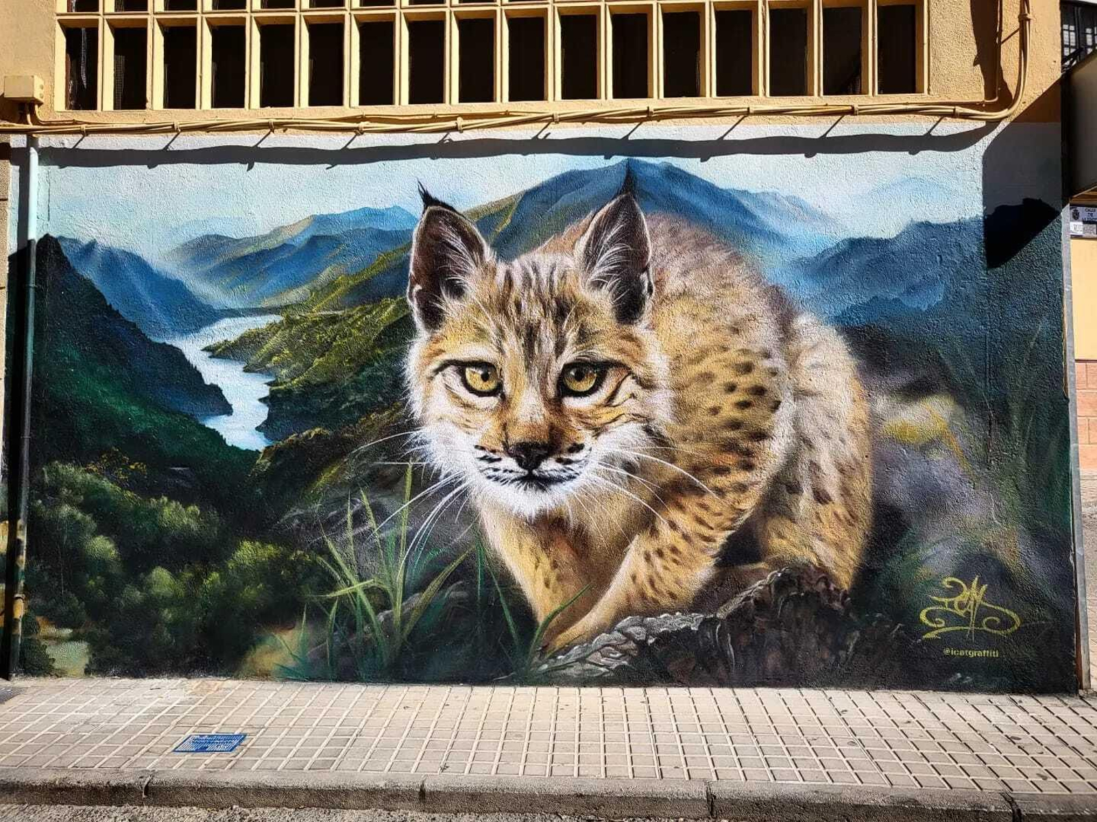 El lince ibérico que puebla la sierra de Jaén no podía faltar en esta ruta de murales. El lince ibérico que puebla la sierra de Jaén no podía faltar en esta ruta de murales.