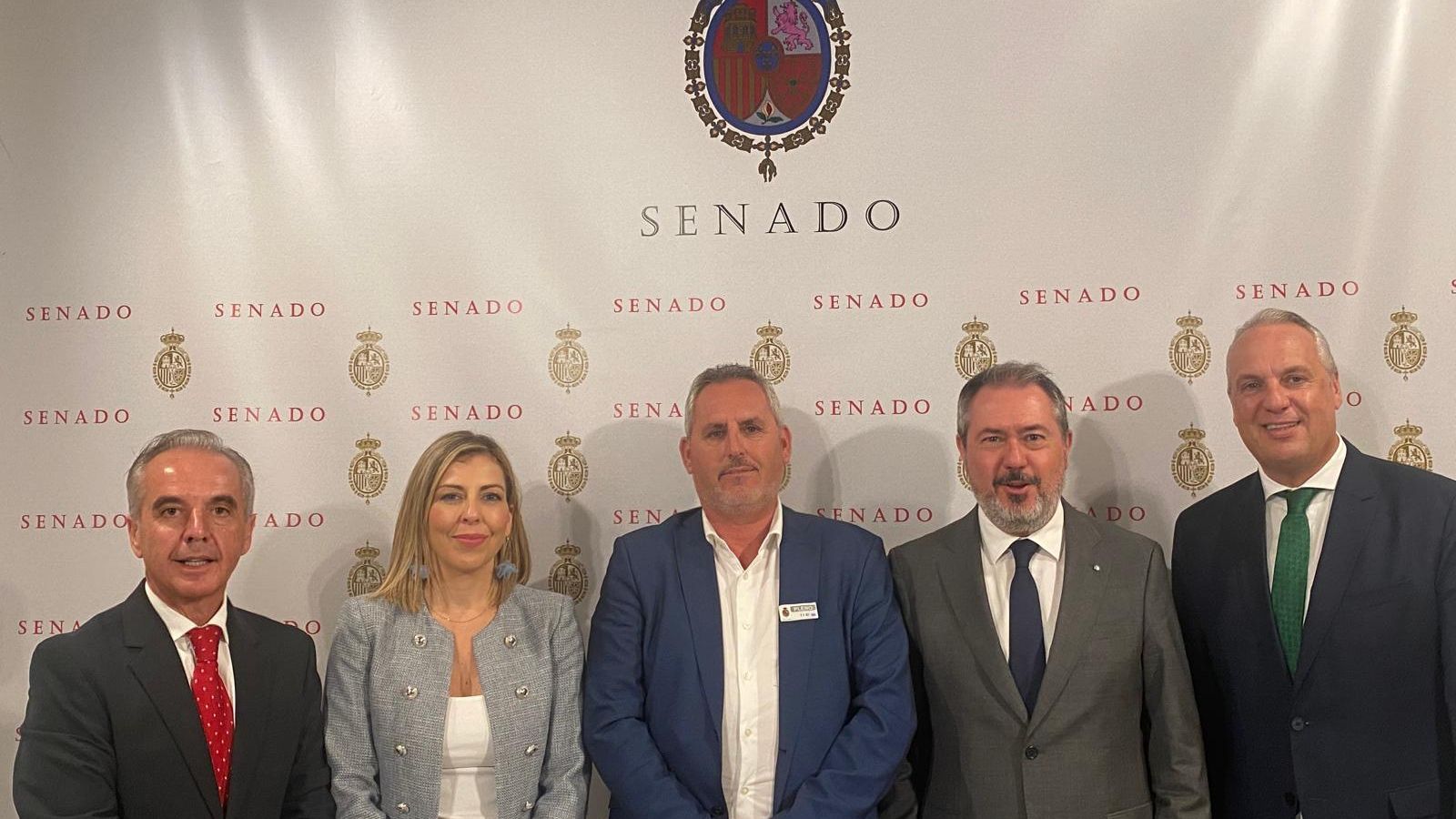 El hermano de Gabriel y alcalde, Pedro Barroso, con la dirección del PSOE andaluz y gaditano en el Senado. El hermano de Gabriel y alcalde, Pedro Barroso, con la dirección del PSOE andaluz y gaditano en el Senado.