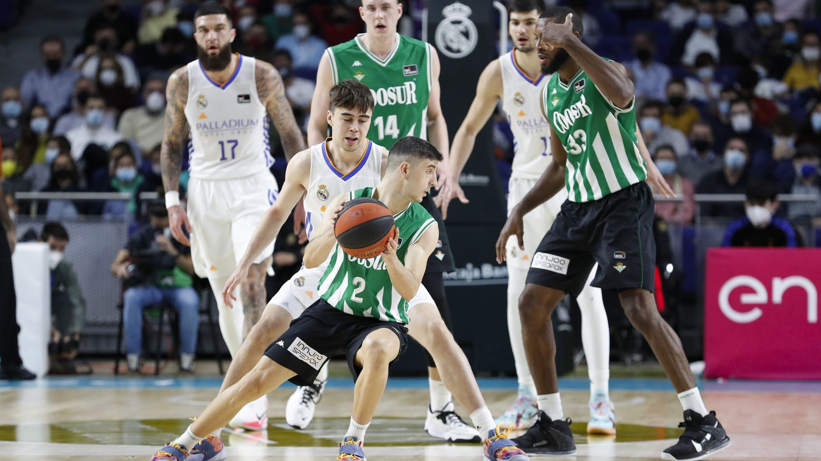 El bético Pablo Marín trata de zafarse de la defensa de Juan Núñez.