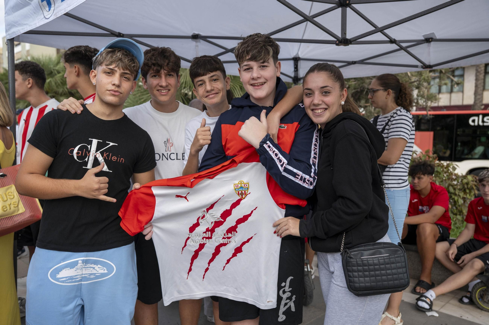 Los jugadores de la UDA Thalys y Andrés firman autógrafos