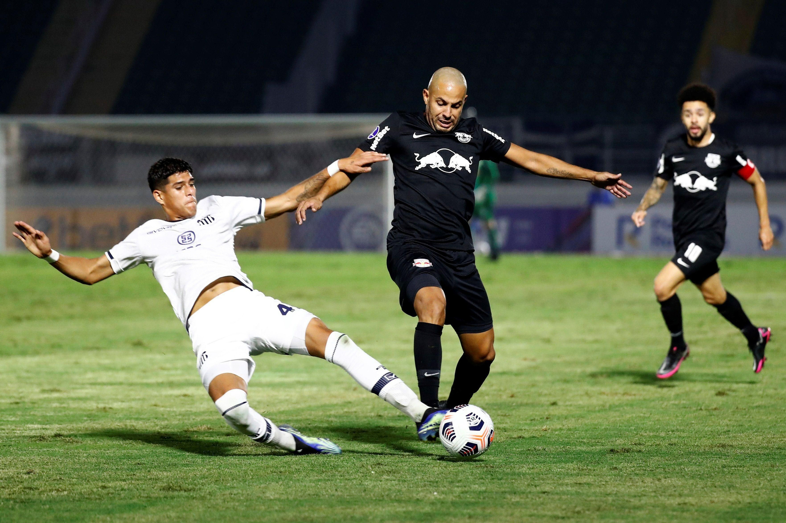 Piero Hincapié se lanza a los pies de José Oliveira en un Talleres-Bragantino de la Copa Sudamericana.