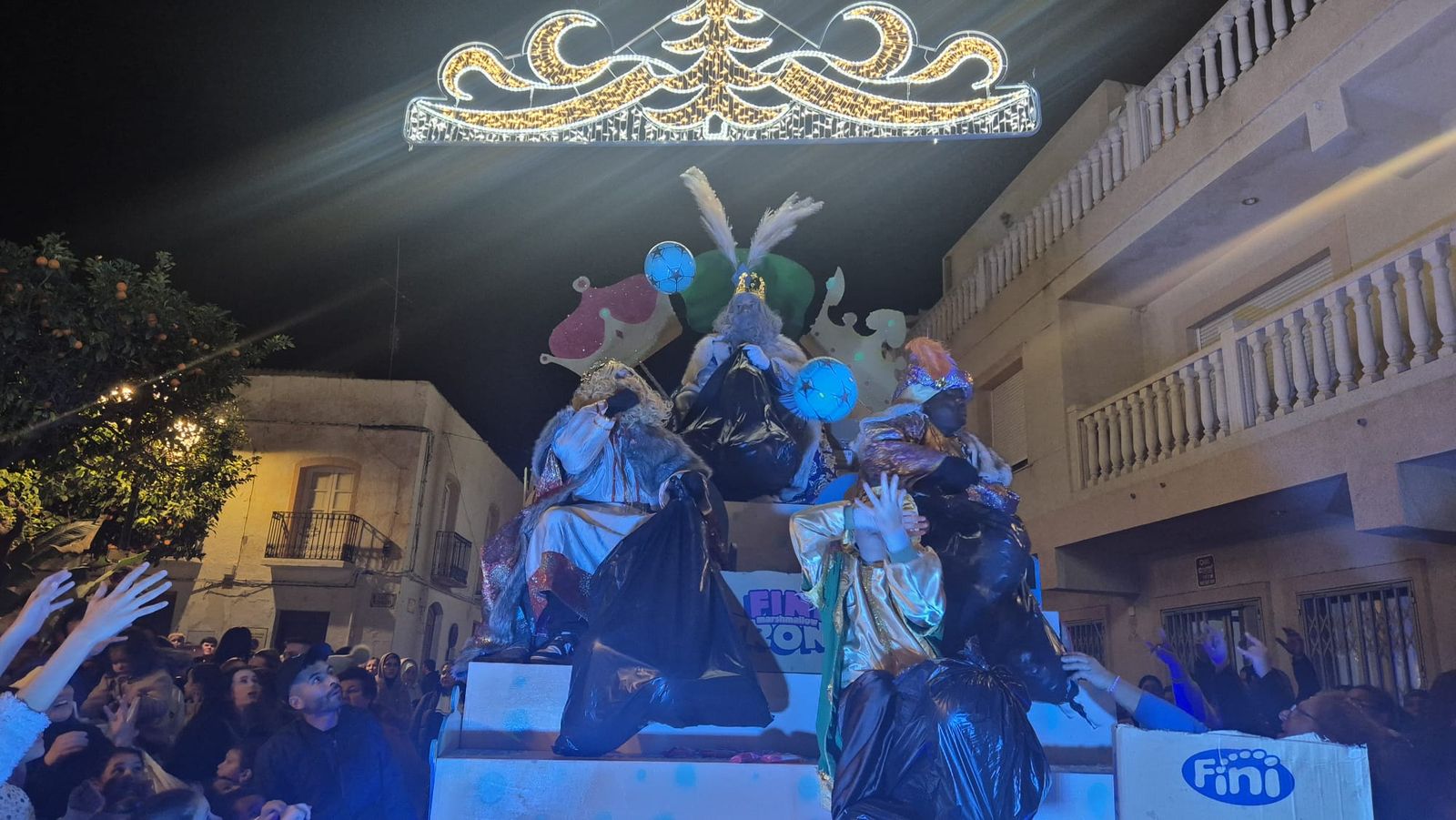 Turre se llena de luz y colorido con una mágica cabalgata, en imágenes