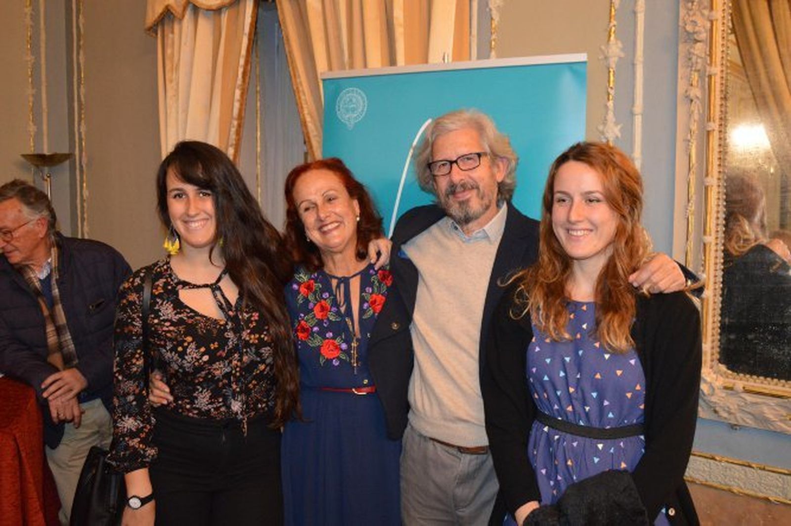 La conferenciante Gema González con su marido José Manuel Vera Borja y sus hijas Gema y Marina.