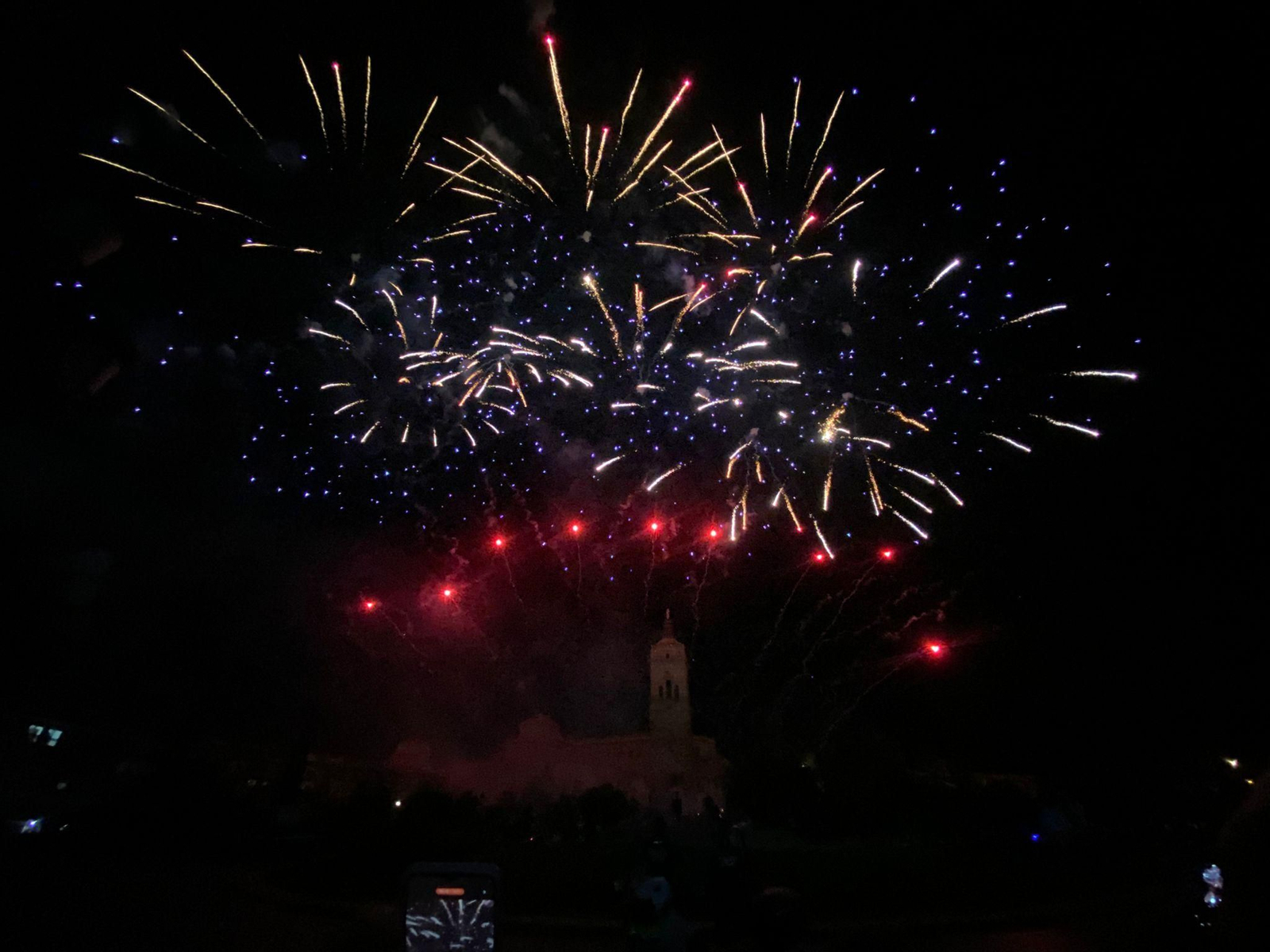 Las imágenes de las carrozas y fuegos artificiales del fin de Fiestas.