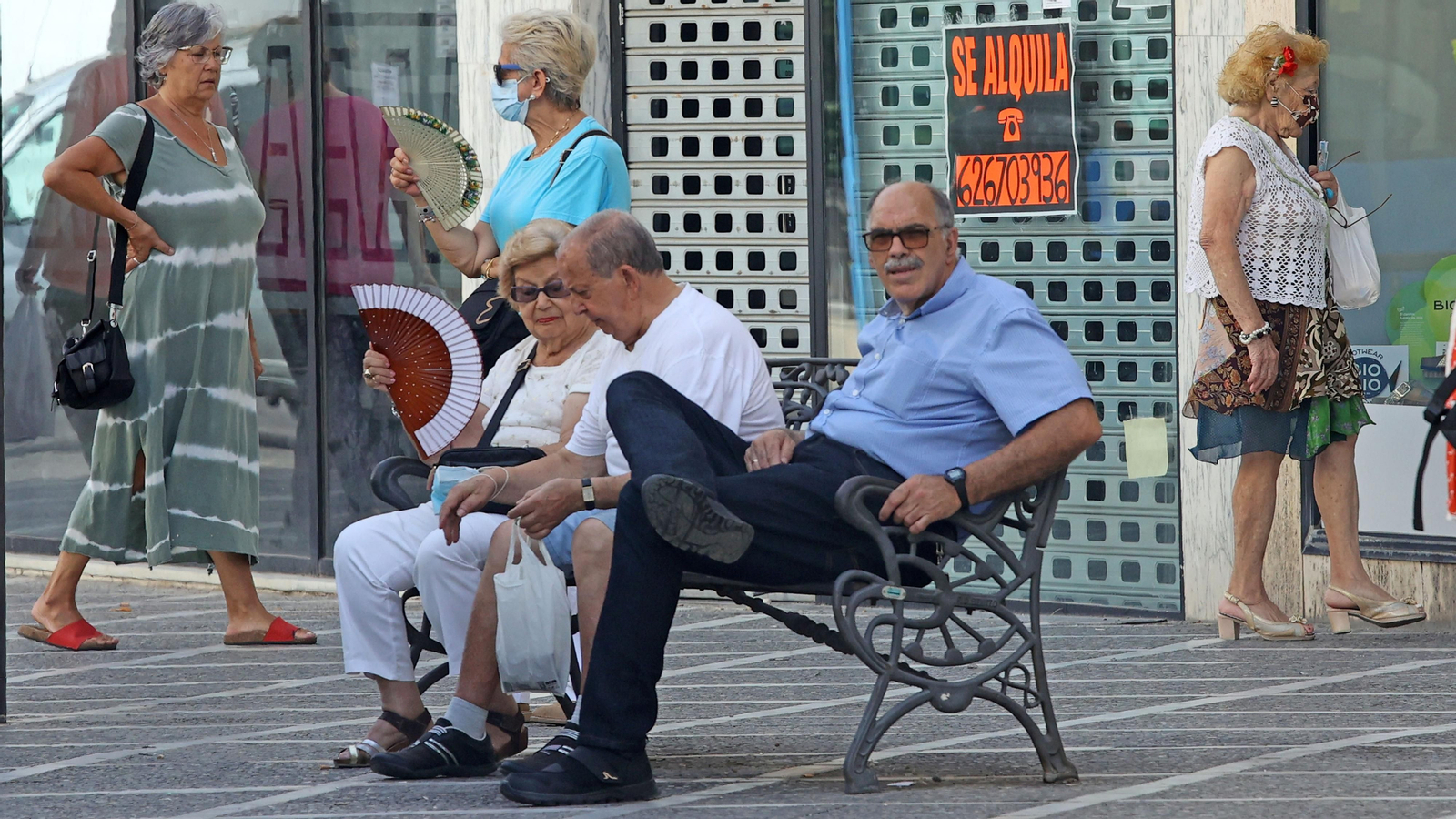 Señoras abanicándose este viernes en el centro de la ciudad.