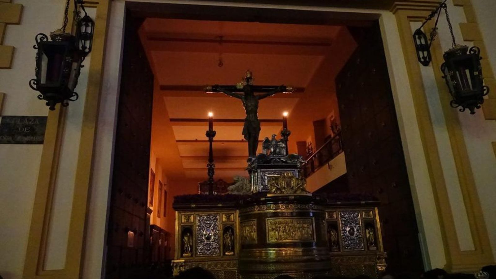 El Cristo de Expiración en el dintel de la casa hermandad.