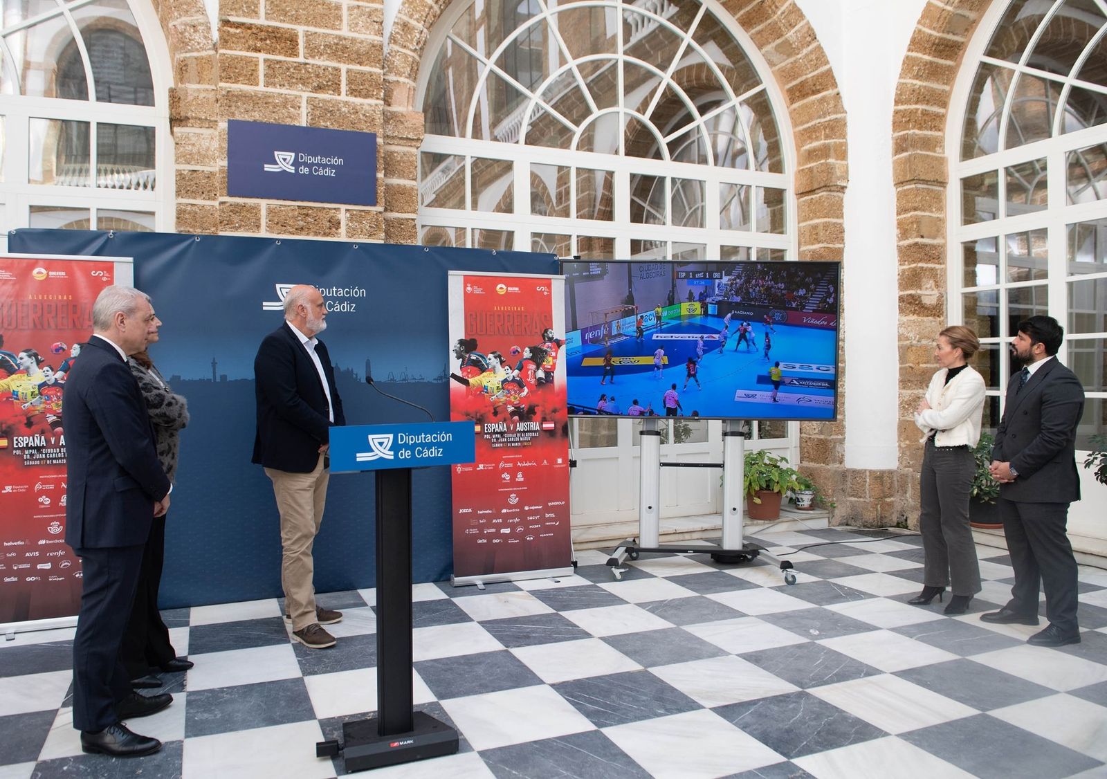 Un momento de la presentación en Cádiz del partido