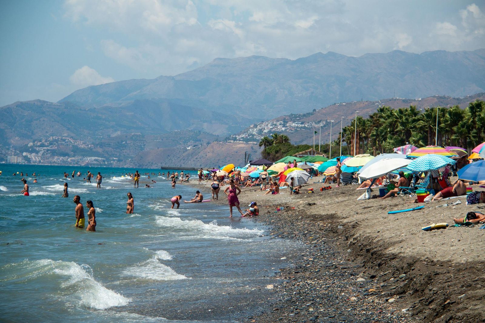 Playas llenas el 15 de agosto en la Costa Tropical