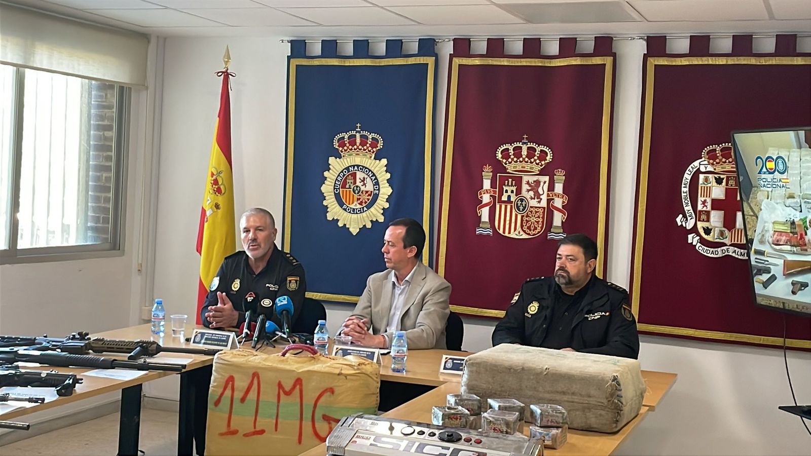 José María Martín, en el centro de la imagen, durante una rueda de prensa en la Comisaría de Almería.