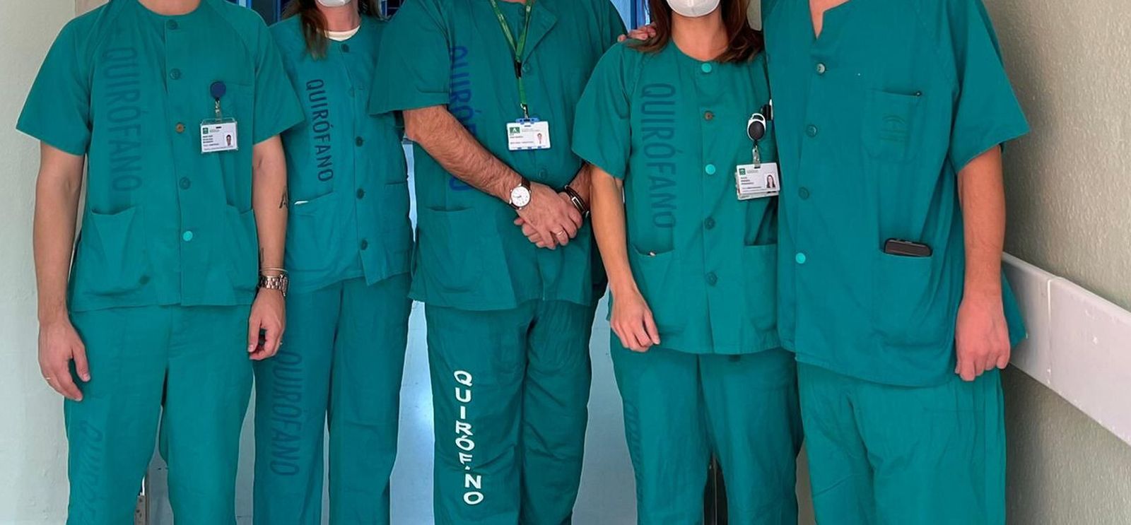 Un grupo de sanitarios con las tarjetas identificativas del SAS.