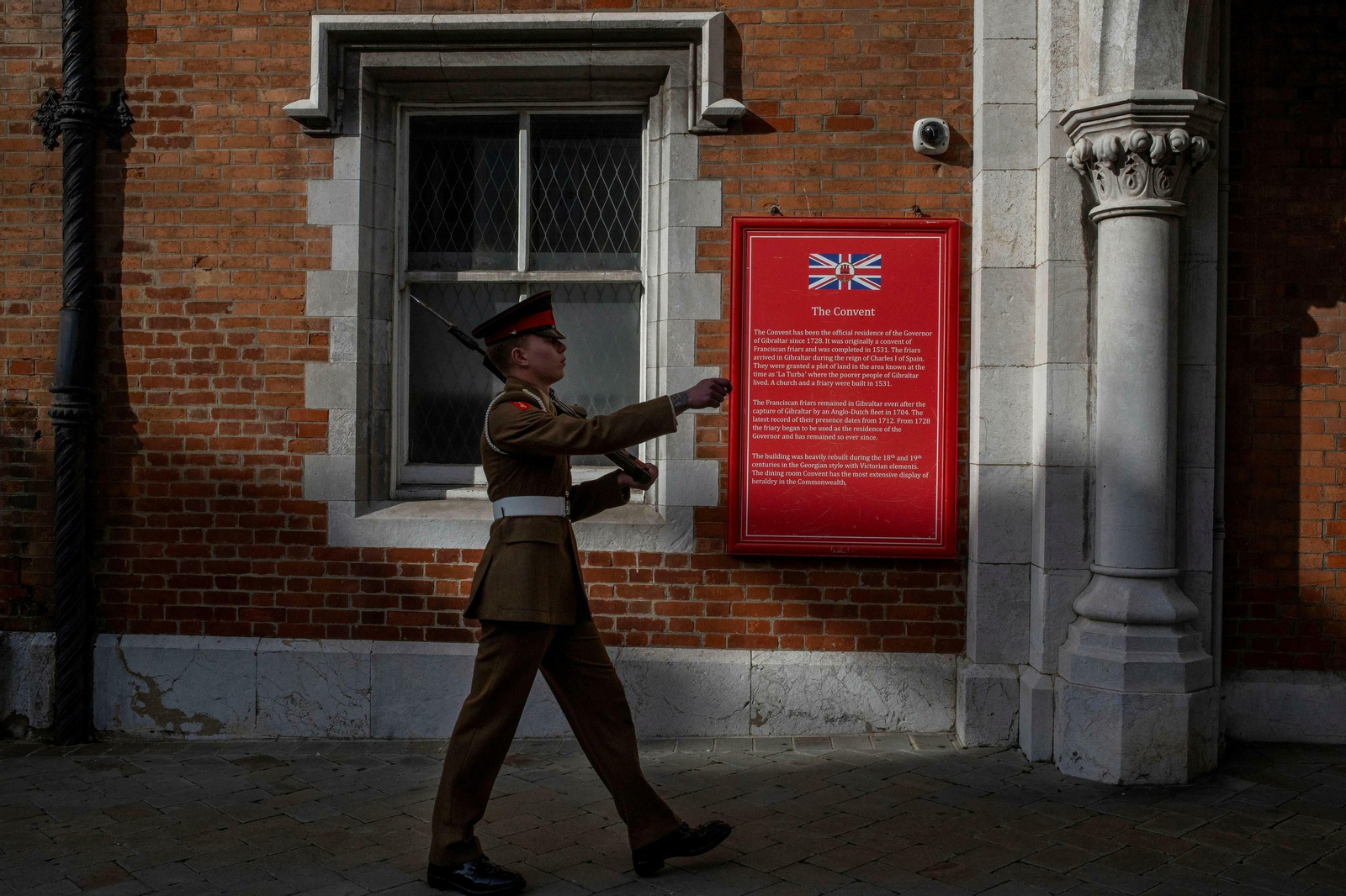 Un soldado monta guardia este viernes en Gibraltar.