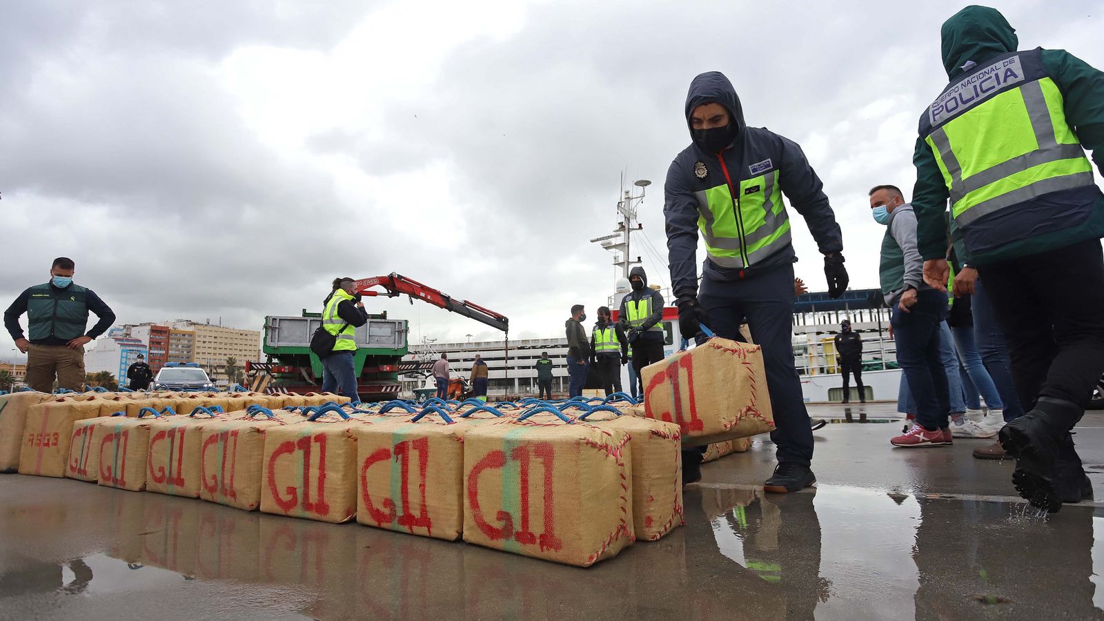 Fotos de la intervención de hachís en el remolcador 'Felsted' en el puerto de Algeciras