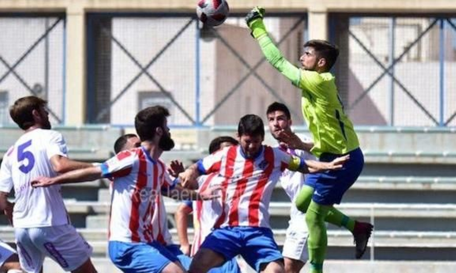Manu despeja el esférico en una jugada de ataque de los jiennenses.
