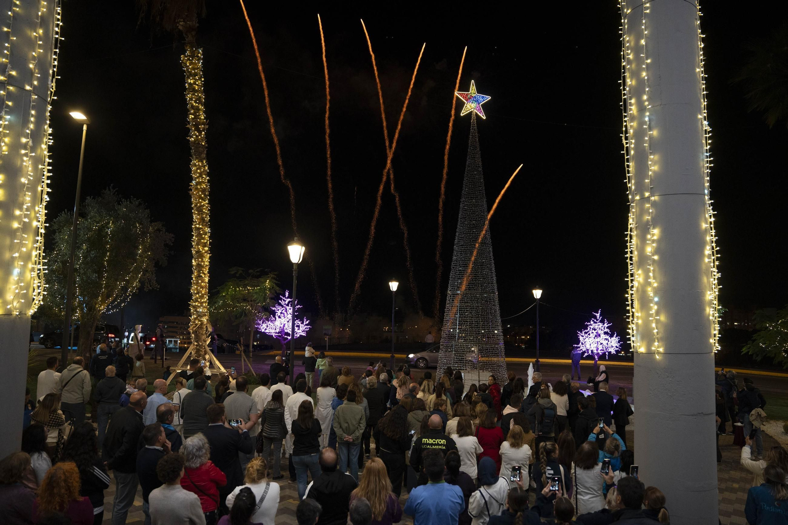El encendido del alumbrado navideño del Hospital Universitario Torrecárdenas, en imágenes