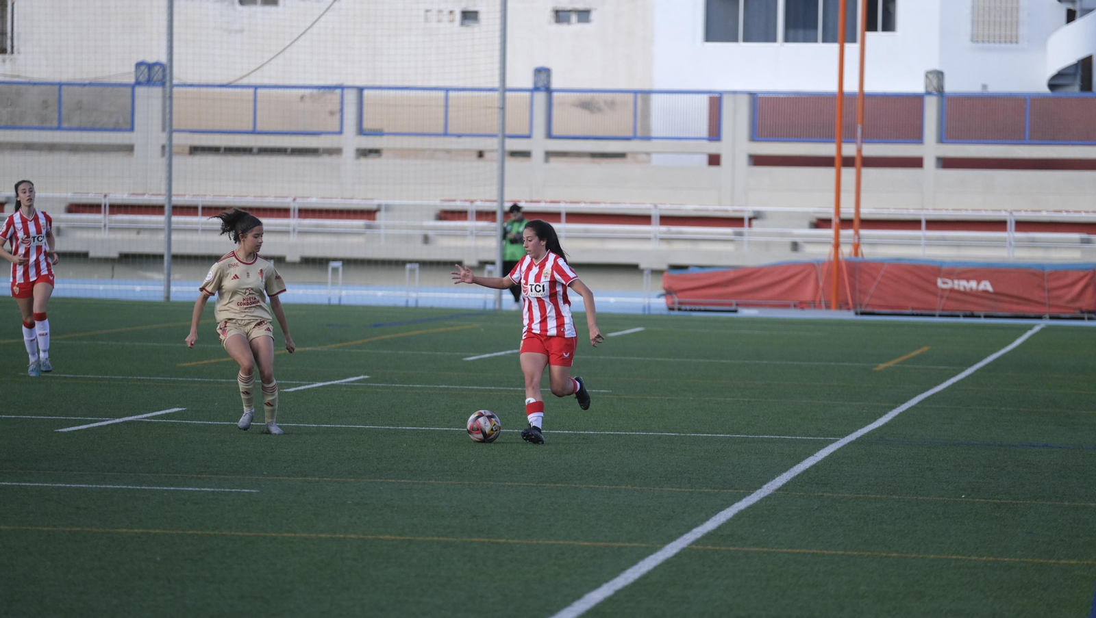 La rojiblanca Marisa se marcha en carrera de una rival durante un encuentro de este curso.