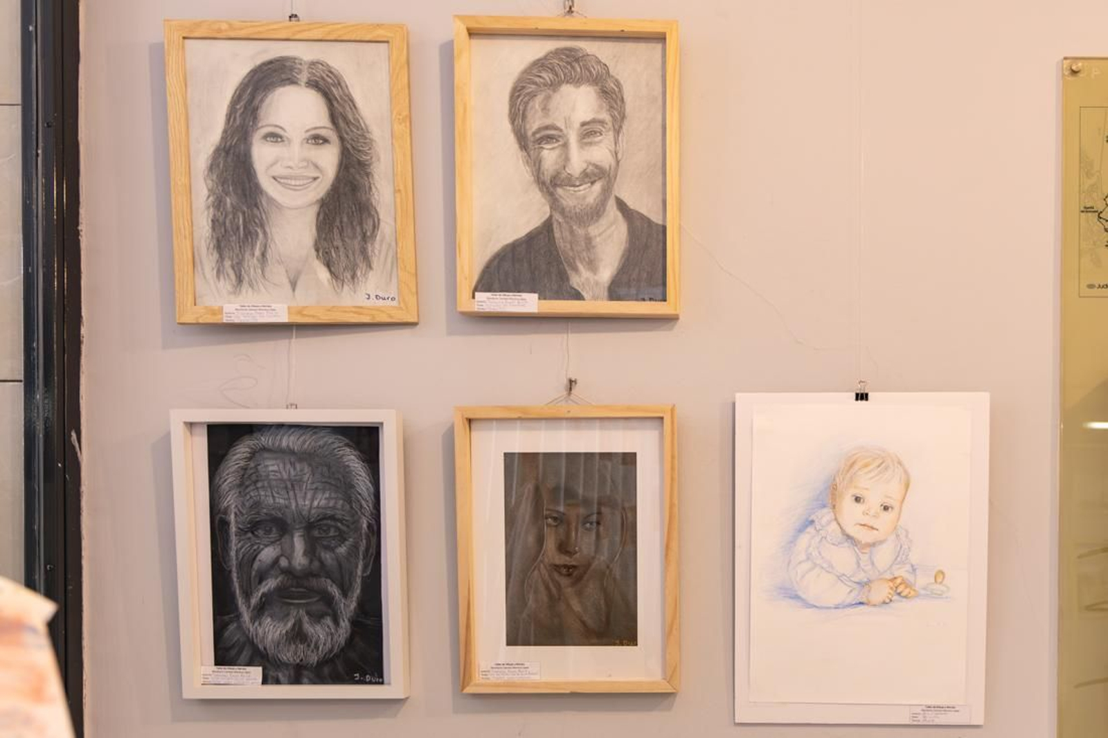 Carmen Moreno es la monitora al cargo de estos grupos que utilizan varias técnicas pictóricas. Los trabajos de pintura y fotografía de la Universidad Popular se exponen en la Sabetay