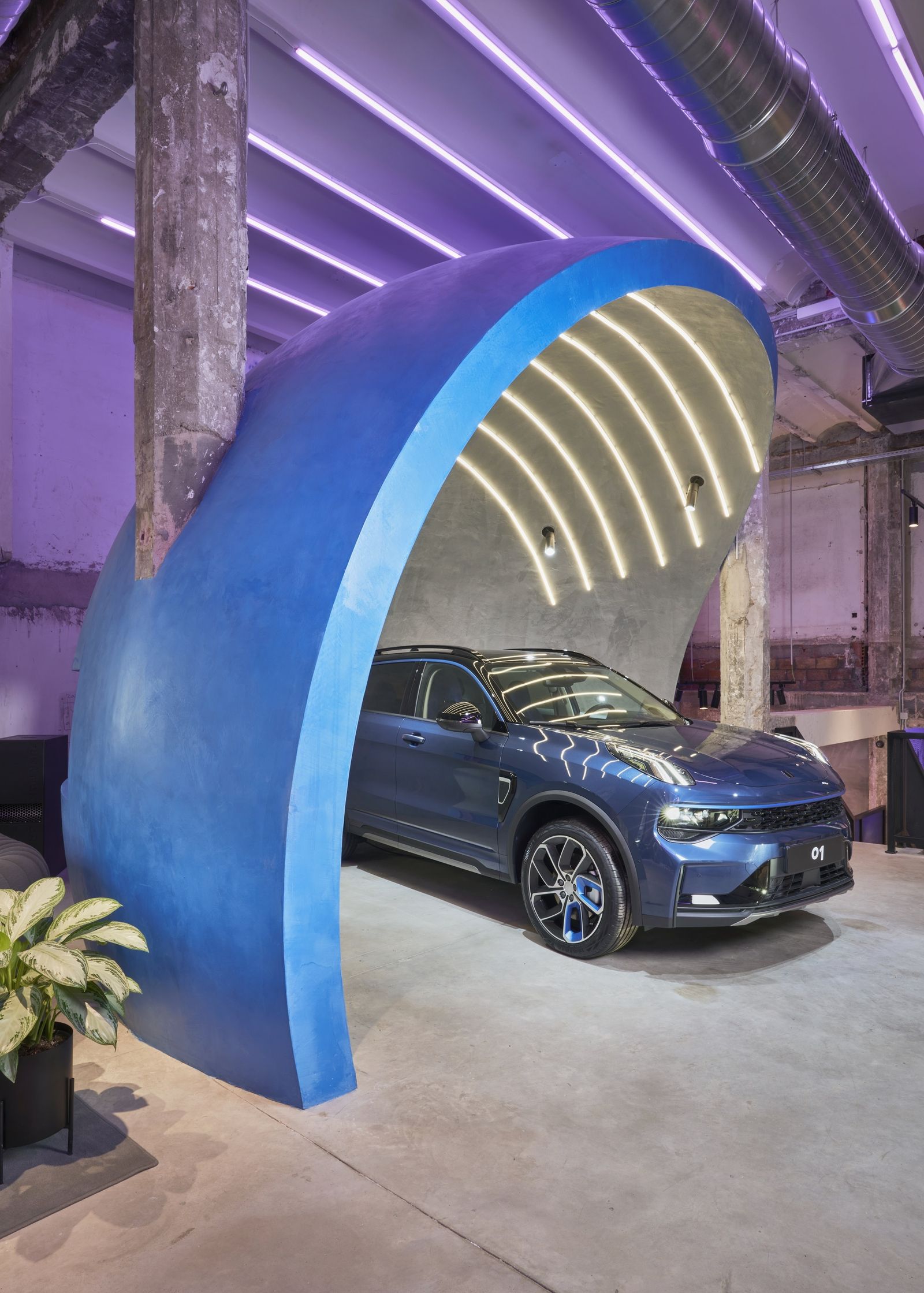 Una cúpula imprimida en 3D e inspirada en el vientre de una ballena albergar el Lynk & Co 01 expuesto.