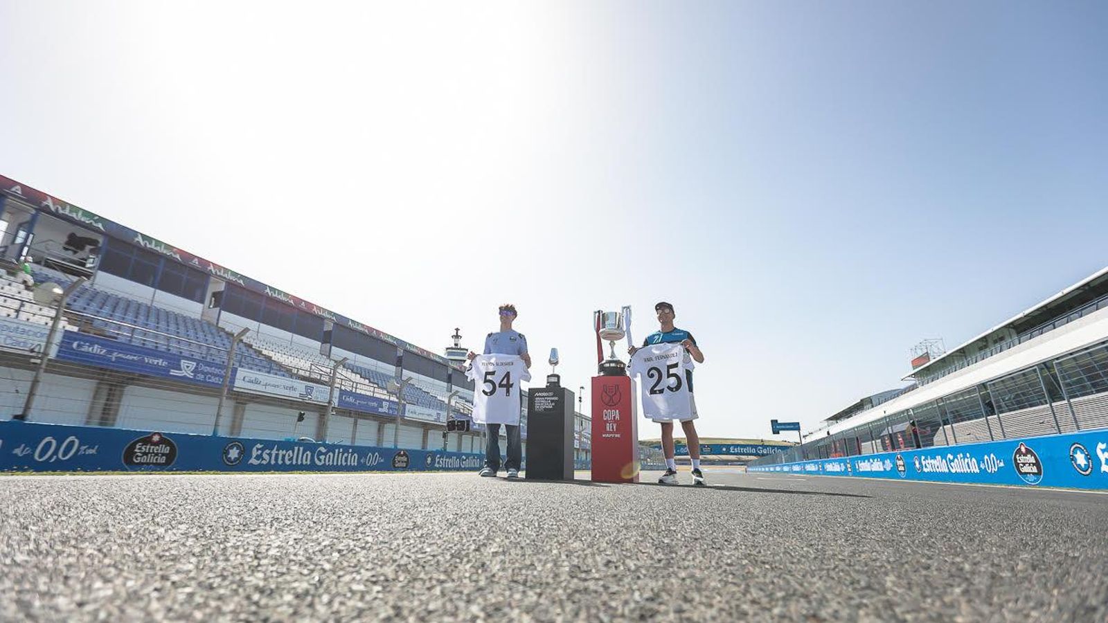 Aldeguer y Fernández, con las camisetas del Real Madrid
