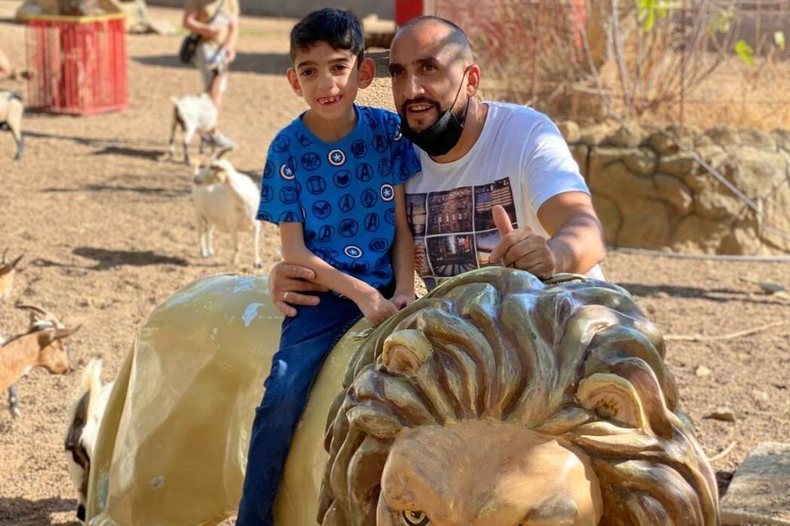 El pequeño Iker López de Puente Genil junto a su padre.