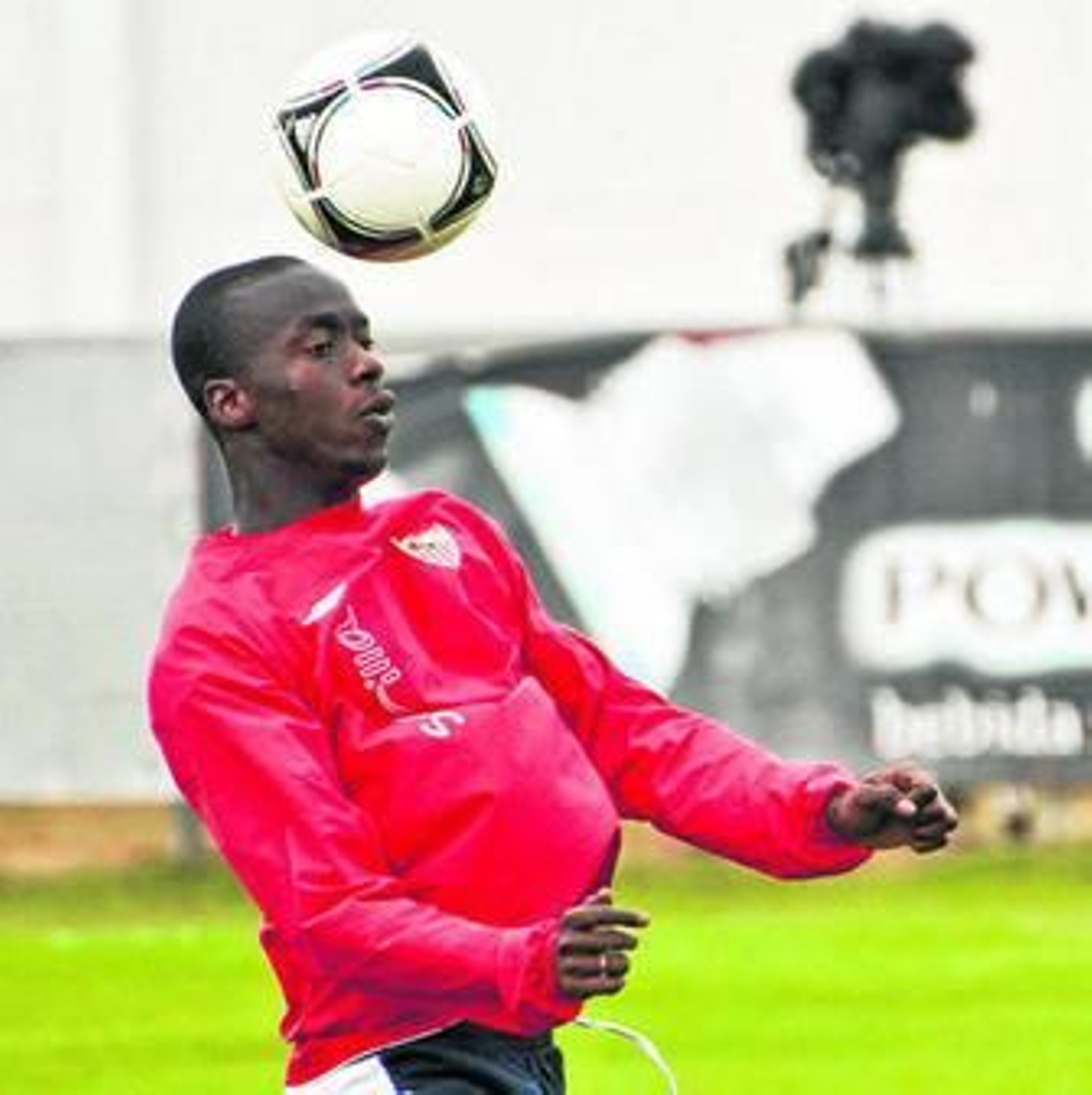 Babá intenta controlar un balón durante el entrenamiento de ayer.