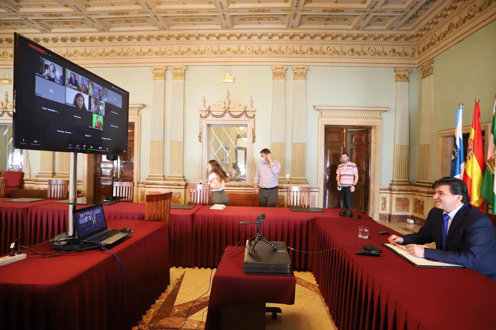 Imágenes de la primera rueda de prensa telemática del alcalde de Huelva Gabriel Cruz