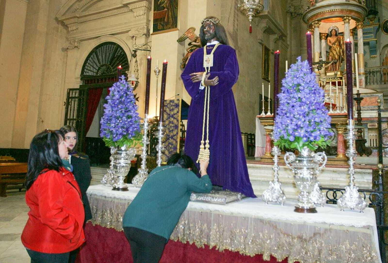 Una mujer besa el pie de la imagen del Medinaceli en la Iglesia Mayor.