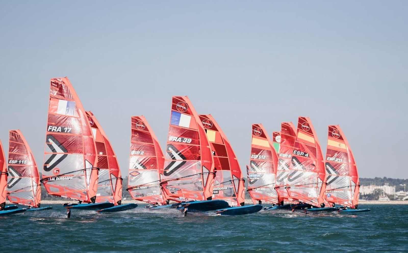 La clase iQFoil arranca en las pruebas disputadas en la bahía de Cádiz.