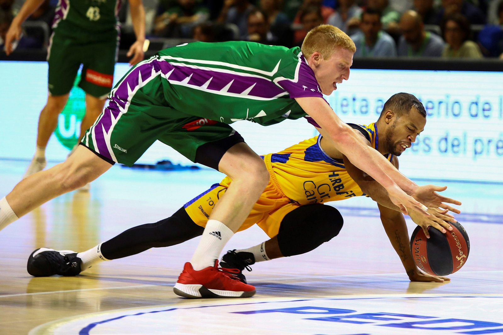 Alberto Díaz pelea por un balón ante el Gran Canaria.